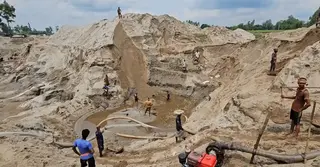 পঞ্চগড়ে ড্রেজারের মাধ্যমে পাথর উত্তোলন, বাড়ছে ভূমিধ্বসের ঝুঁকি